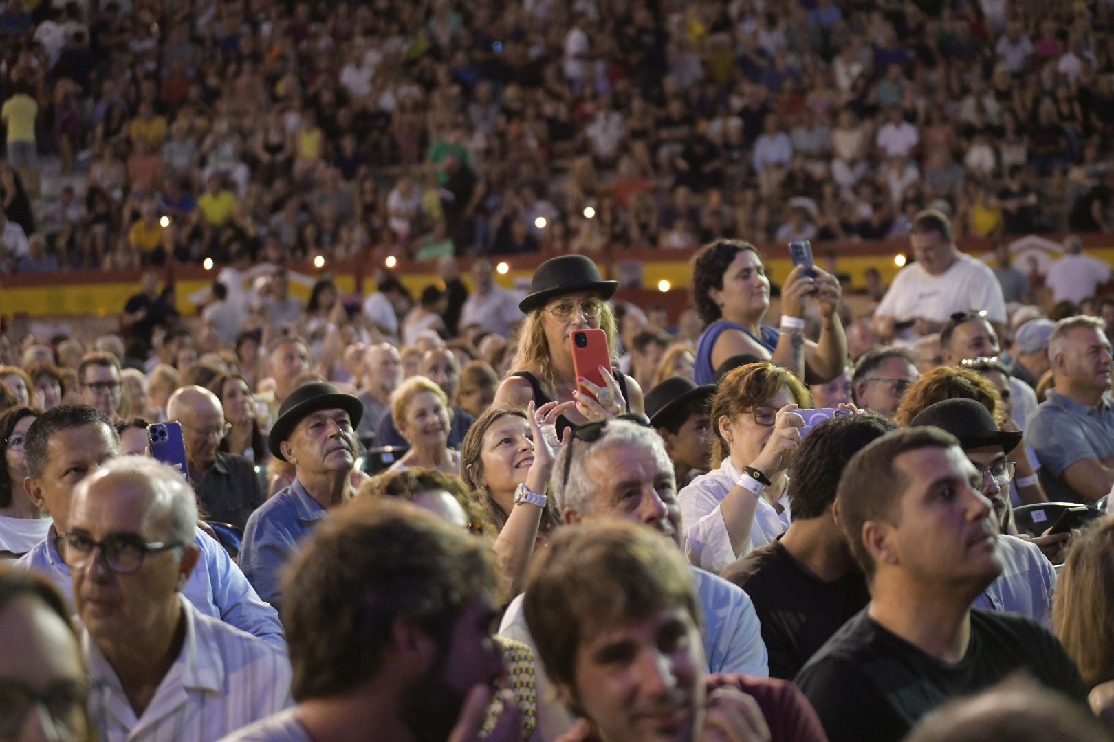 Joaquín Sabina emociona en su primer concierto de despedida en Alicante
