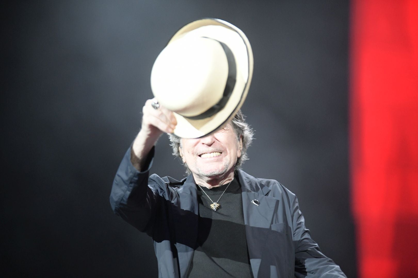 Joaquín Sabina emociona en su primer concierto de despedida en Alicante