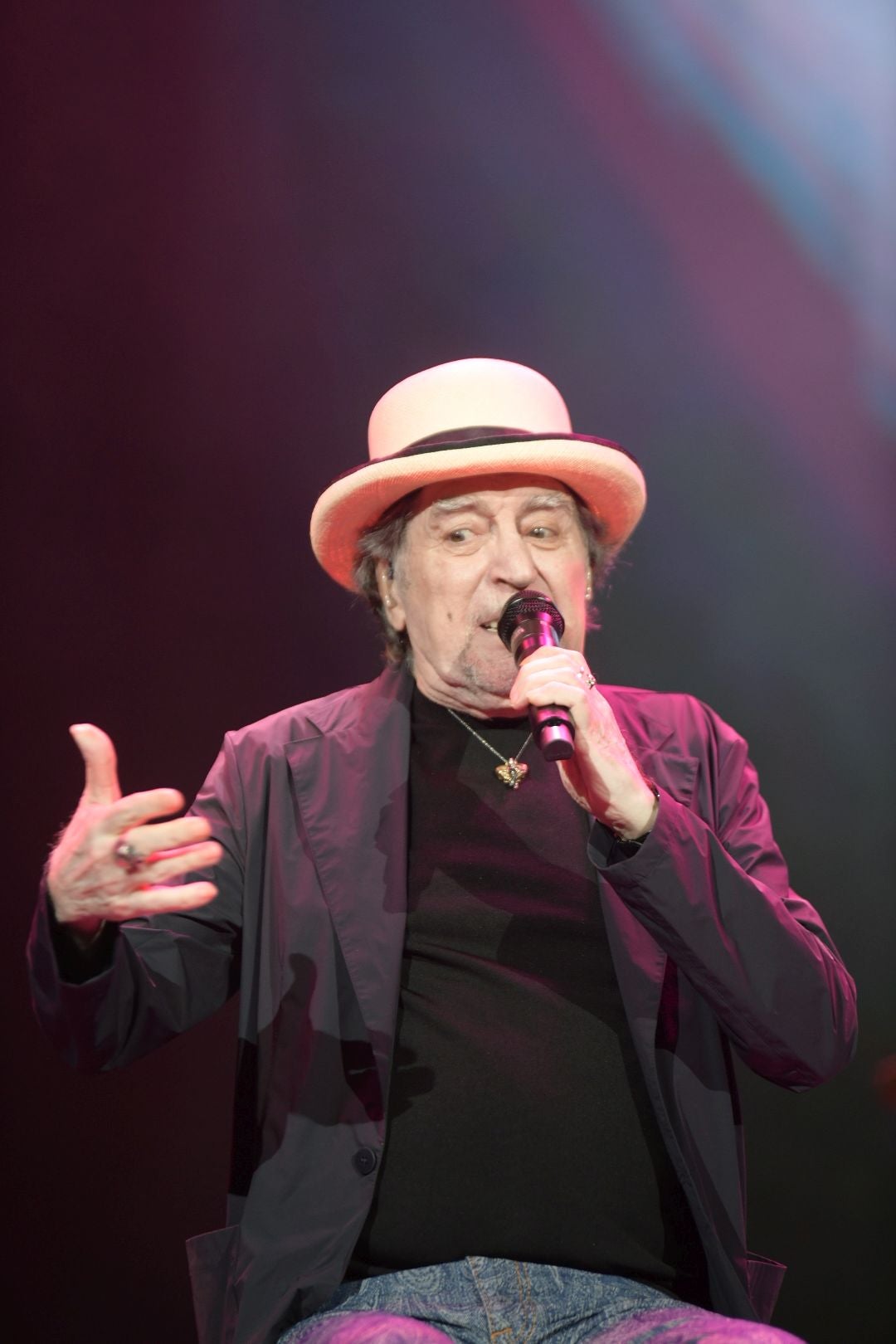 Joaquín Sabina emociona en su primer concierto de despedida en Alicante