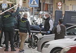 Traslado del cadáver de Rita Ortiz por parte de los servicios funerarios.