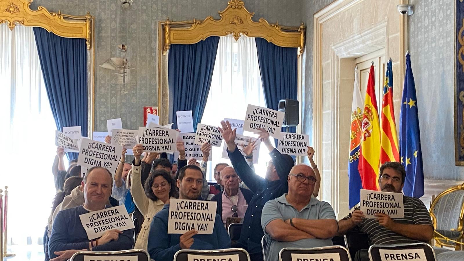 Protesta de los sindicatos en el Pleno del Ayuntamiento de Alicante.