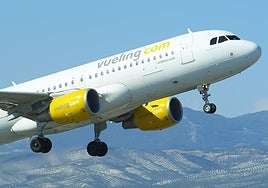 Un avión de Vueling durante el despegue.