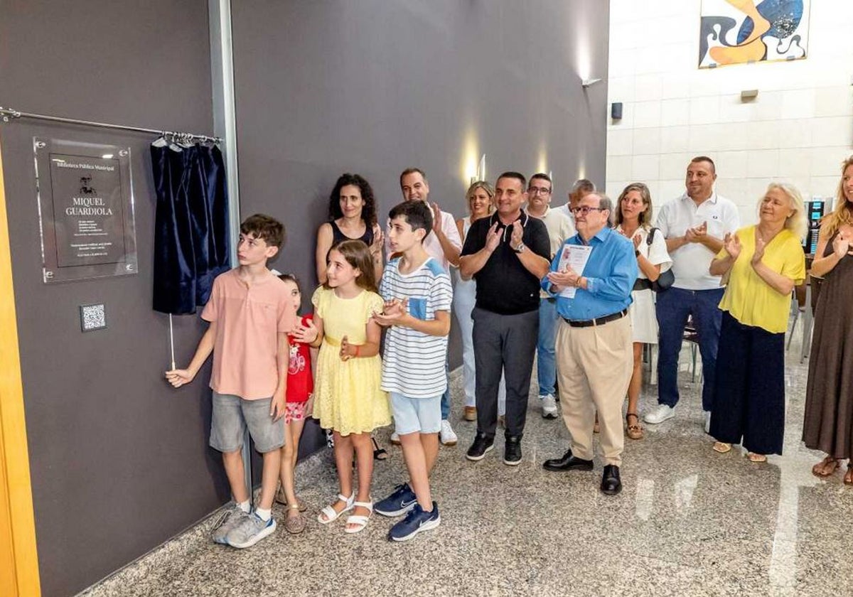Image of the unveiling of the plaque in tribute to Miquel Guardiola