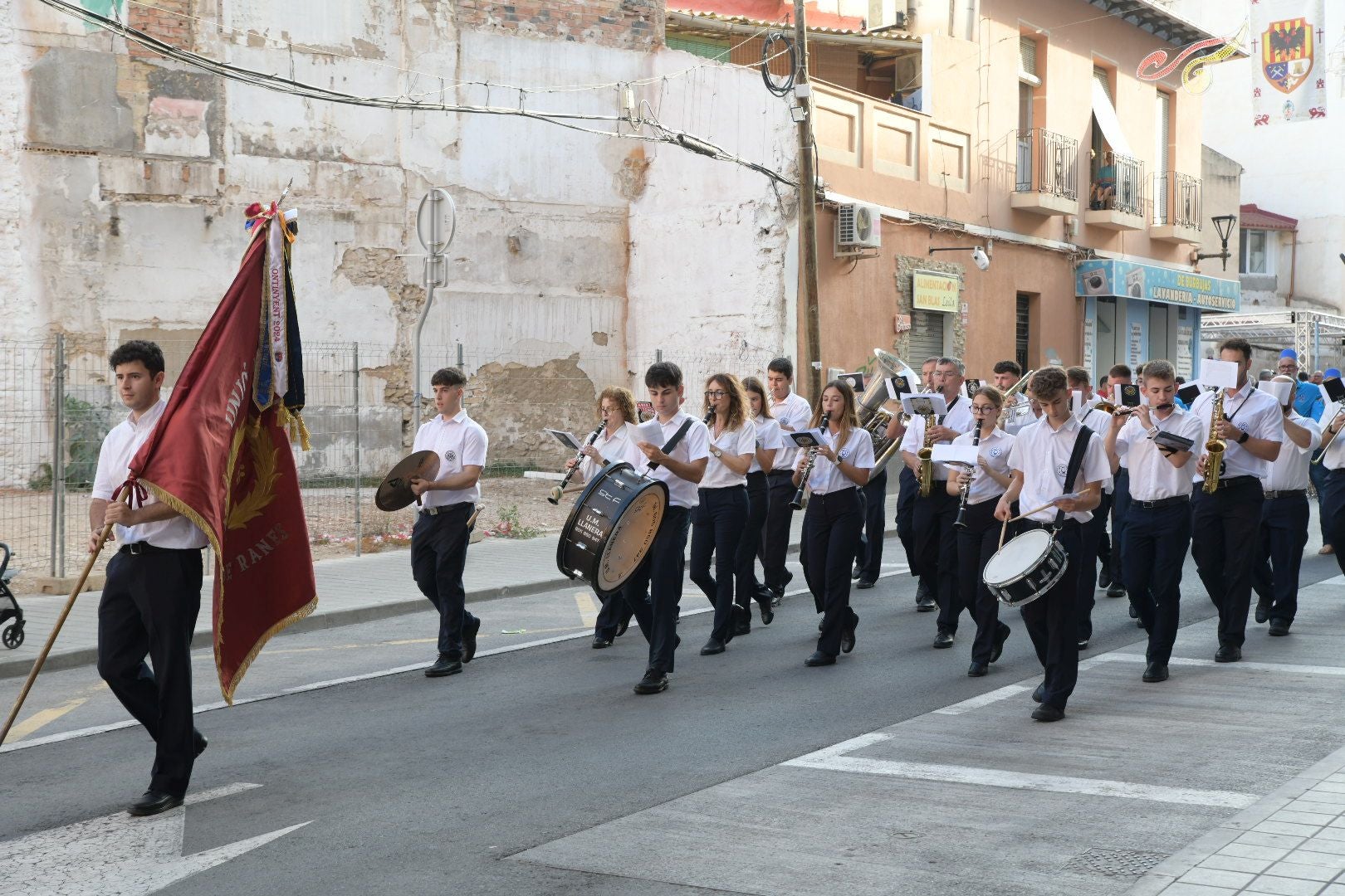 La Entrada de Bandas pone música a las fiestas de Moros y Cristianos de San Blas