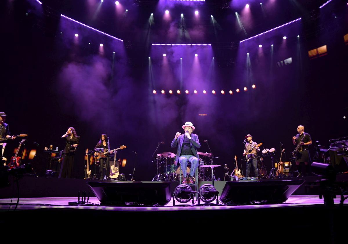 Imagen principal - Joaquín Sabina bids farewell to Alicante in a massive concert
