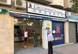 Punto de venta de lotería La Corbata Roja.