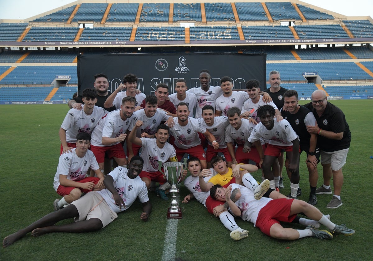 Los jugadores del Atlético San Blas celebran la victoria sobre el césped del Rico Pérez.