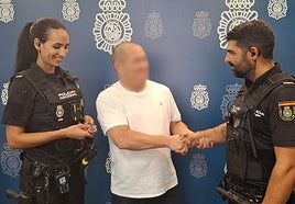 Agentes de la Policía Nacional entregan el reloj recuperado a su legítimo propietario.