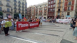Protestas en Alcoi contra Mazón con ocasión de la presentación de las nuevas líneas de bus comarcal.