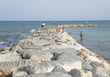 Peligro en el Postiguet: los restos de las obras del nuevo espigón dejan la orilla plagada de rocas