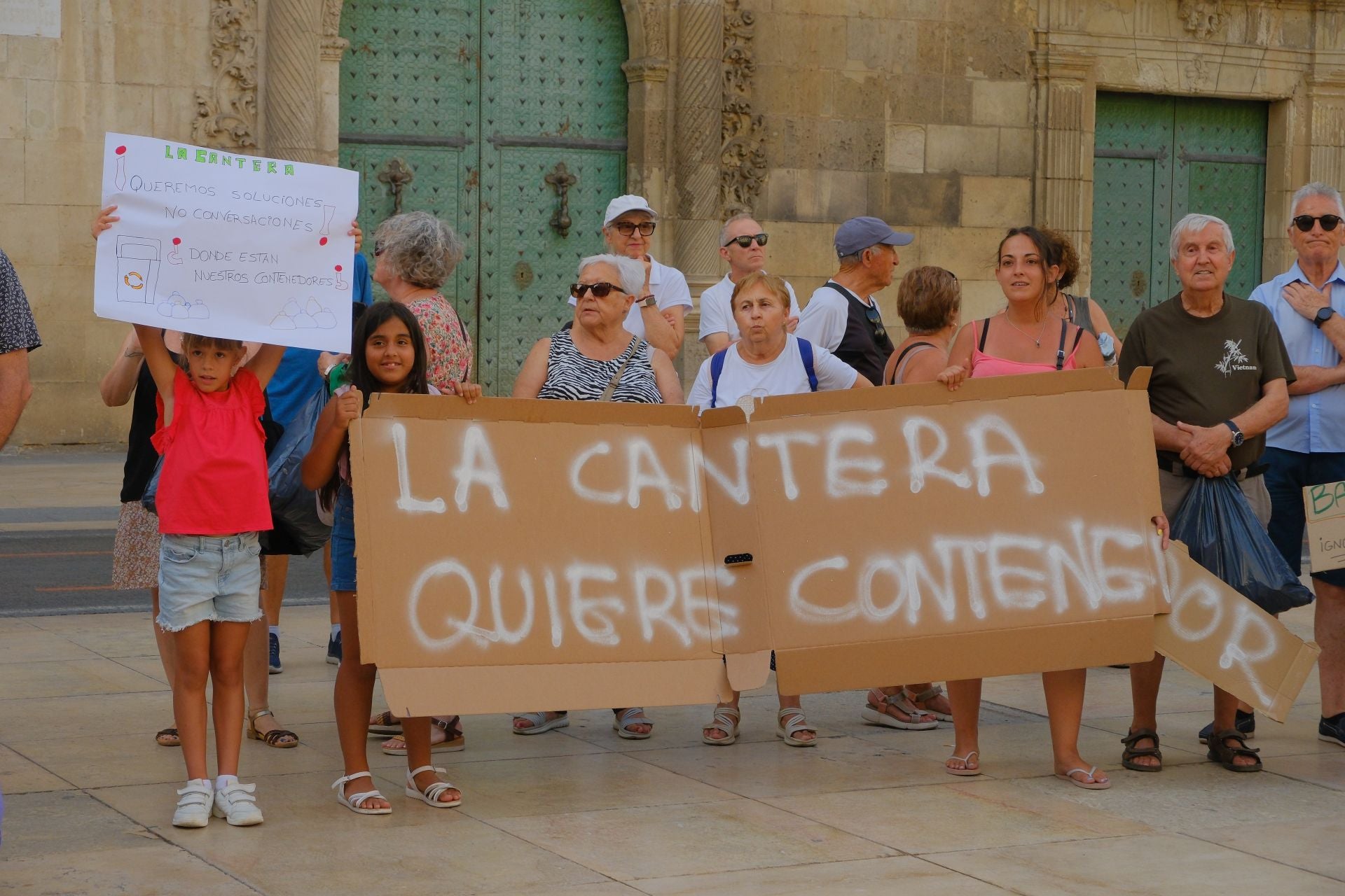 Alicante clama por más limpieza en la puerta del Ayuntamiento