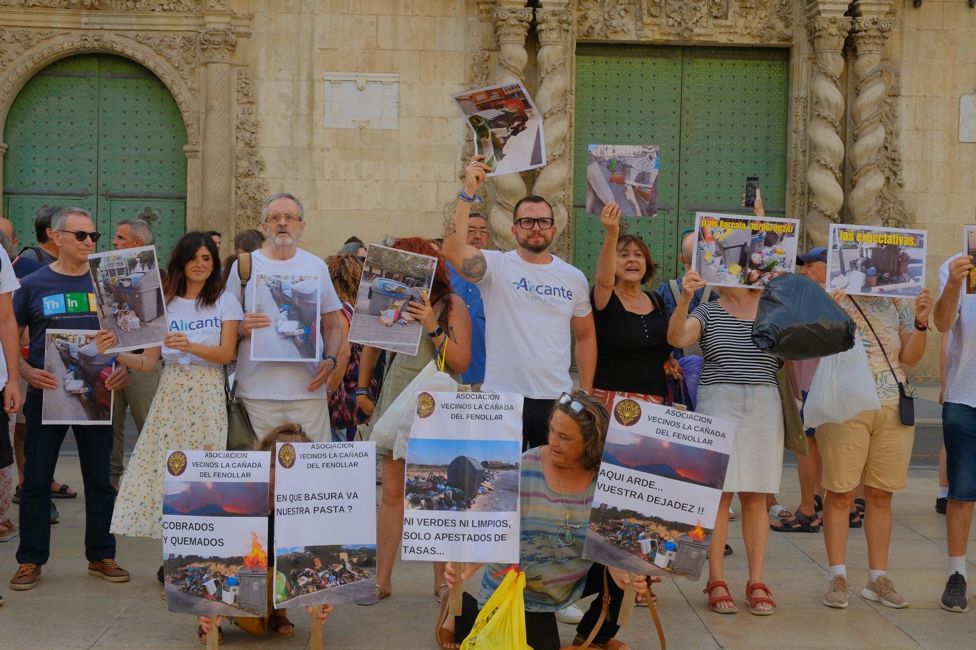 Alicante clama por más limpieza en la puerta del Ayuntamiento