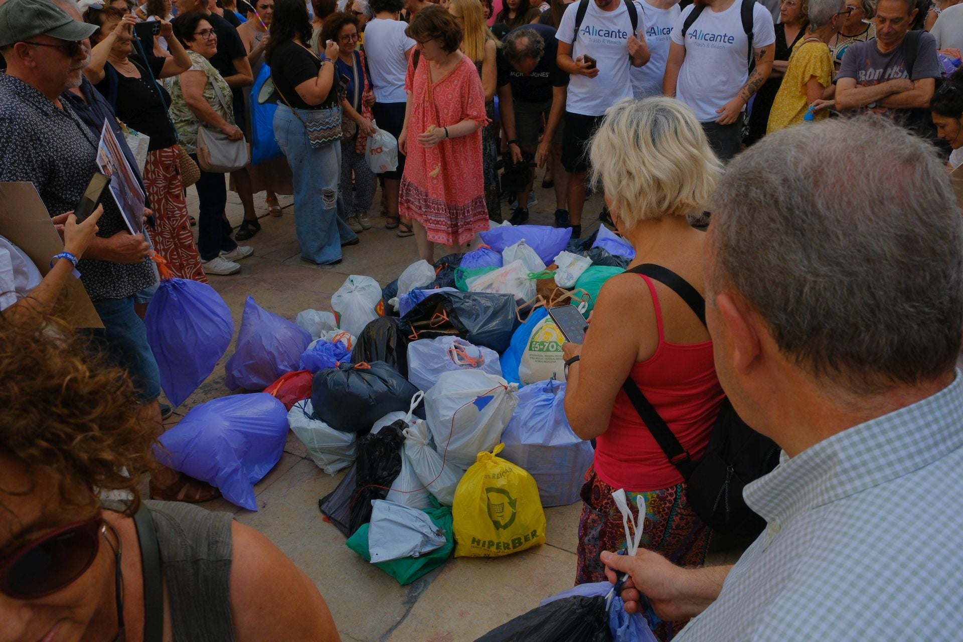Alicante clama por más limpieza en la puerta del Ayuntamiento