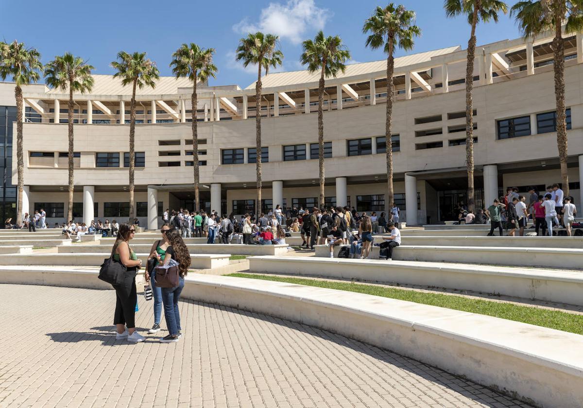 Students at the entrance of the UA