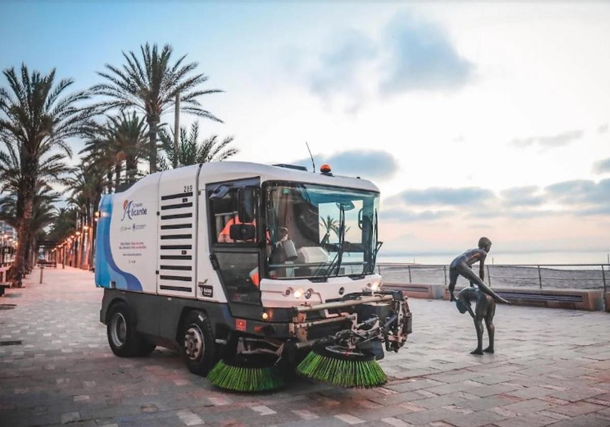 Maquinaria de limpieza en el paseo marítimo de Alicante