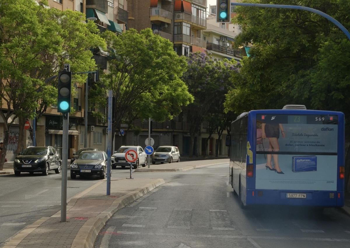 Imagen secundaria 1 - Tráfico durante el lunes y martes en Vázquez de Mella, y marcas en la calzada para las obras.