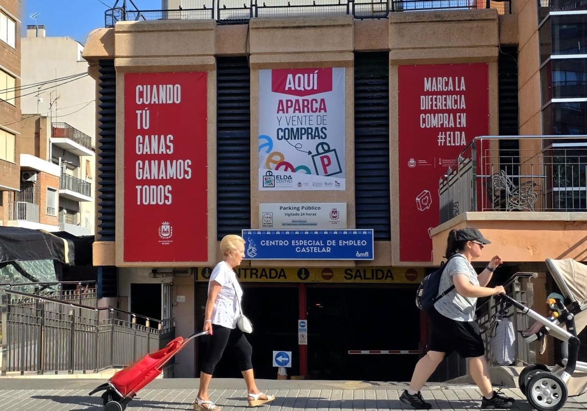 Informative banner of the campaign installed at the Elda market.