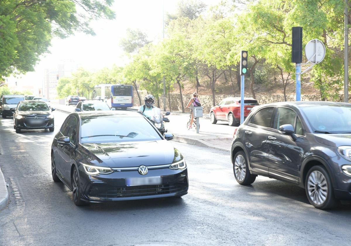 Imagen principal - Tráfico durante el lunes y martes en Vázquez de Mella, y marcas en la calzada para las obras.
