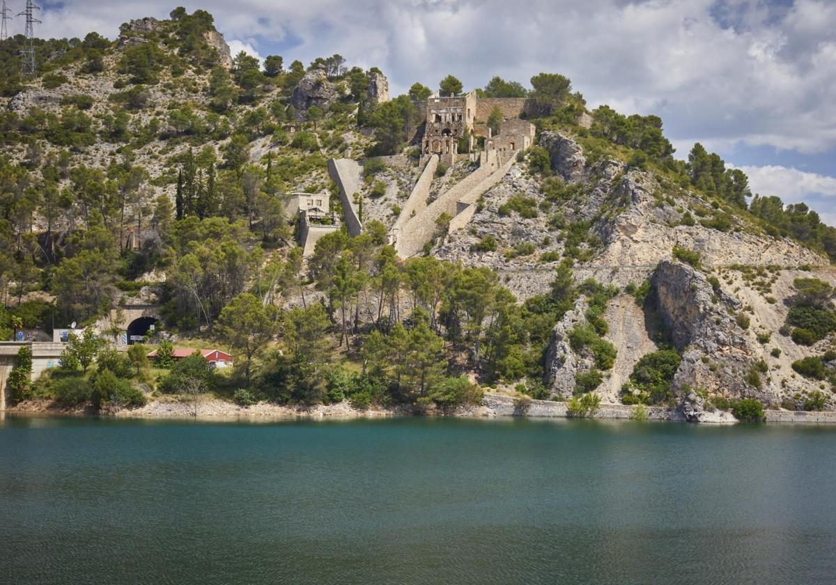 Imagen principal - Water reserves ensure urban supply and irrigation for Alicante during the summer