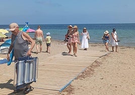 Los bañistas abandonan una de las playas cerradas.