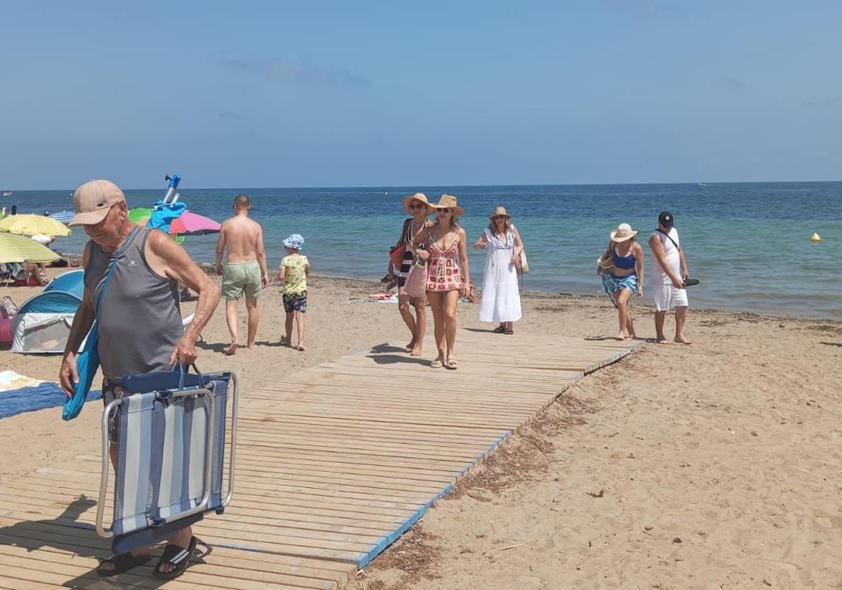 Los bañistas abandonan una de las playas cerradas.
