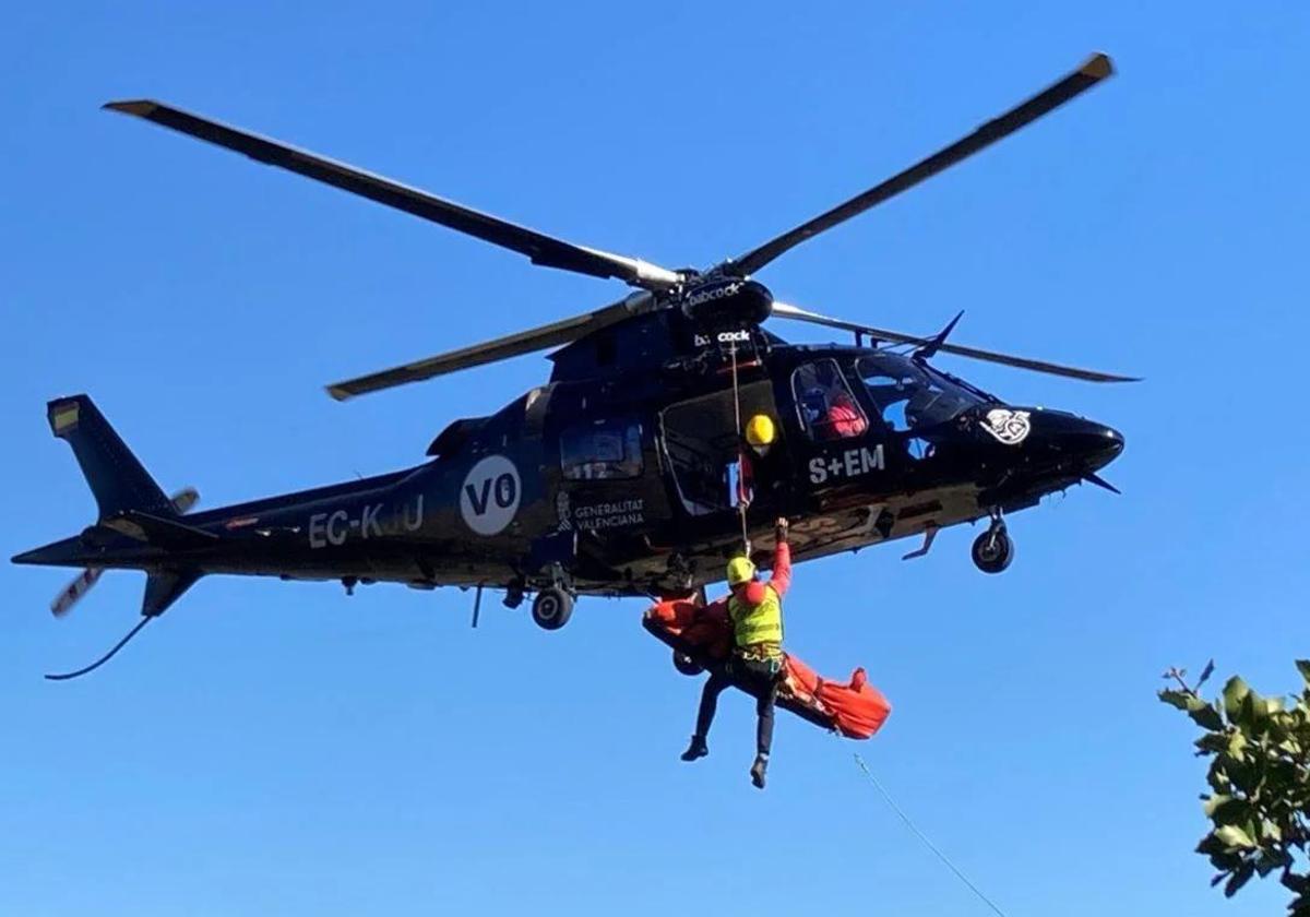 Helicóptero en pleno rescate en la Comunitat