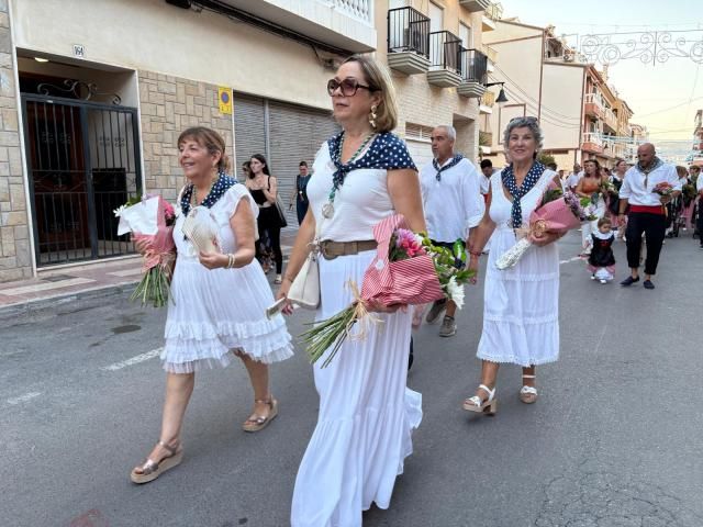 El Campello responde a la ofrenda floral a la Virgen del Carmen