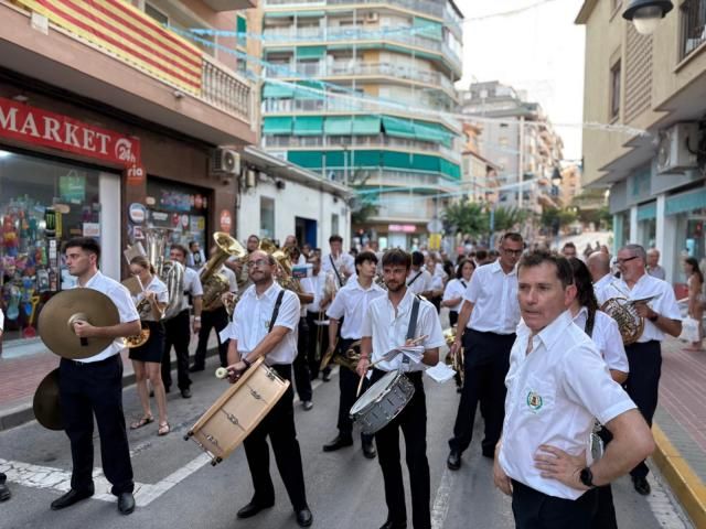 El Campello responde a la ofrenda floral a la Virgen del Carmen