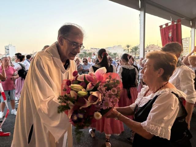 El Campello responde a la ofrenda floral a la Virgen del Carmen