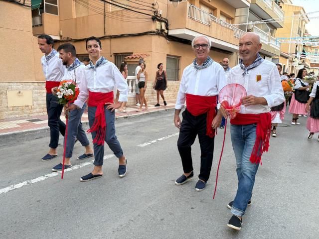 El Campello responde a la ofrenda floral a la Virgen del Carmen