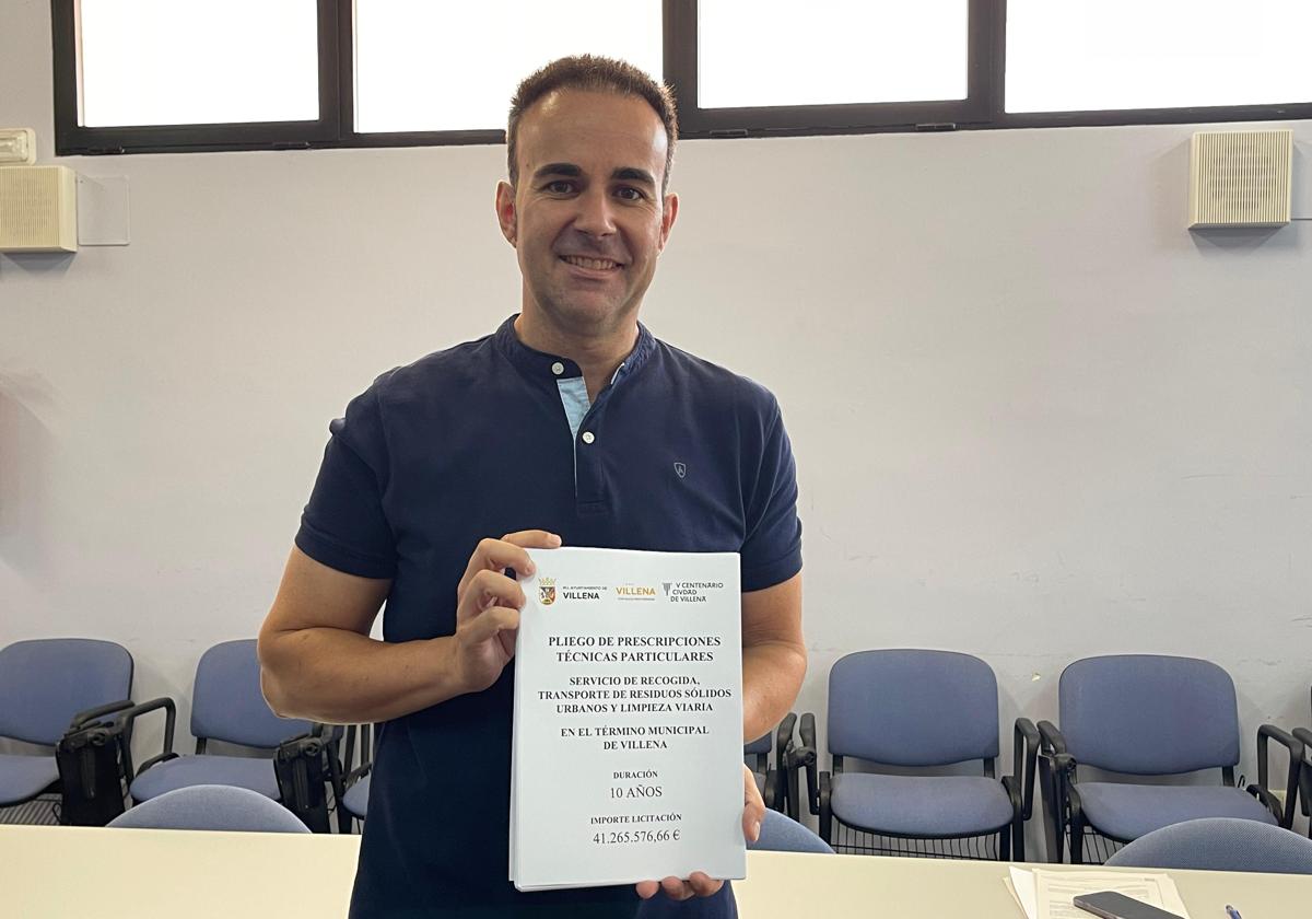 El concejal de Limpieza Viaria y RSU, Sergio Palao, con el nuevo contrato.