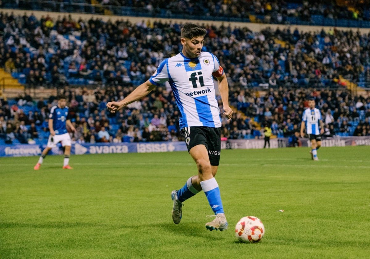 El capitán del Hércules Nico Espinosa da un pase en el Rico Pérez.