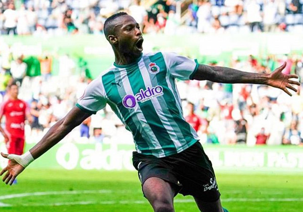 Cedric Omoigui celebra un gol con el Racing de Santander.