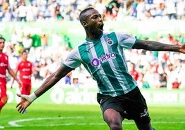 Cedric Omoigui celebra un gol con el Racing de Santander.