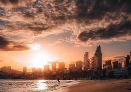 Imagen de un atardecer visto desde la playa de Poniente de Benidorm