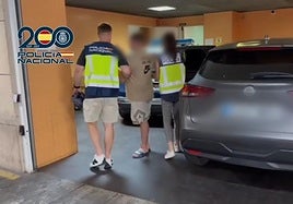 Agentes de la Policía Nacional custodian al prófugo italiano apresado en Orihuela.