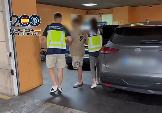 Agentes de la Policía Nacional custodian al prófugo italiano apresado en Orihuela.