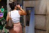 Una persona coge un agua fría de la fuente.