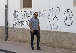 Un hombre pasa junto a una pintada contra el racismo este miércoles en el barrio de San Antonio de Torre Pacheco.