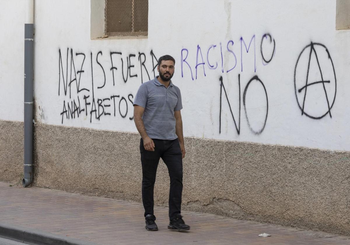 Un hombre pasa junto a una pintada contra el racismo este miércoles en el barrio de San Antonio de Torre Pacheco.