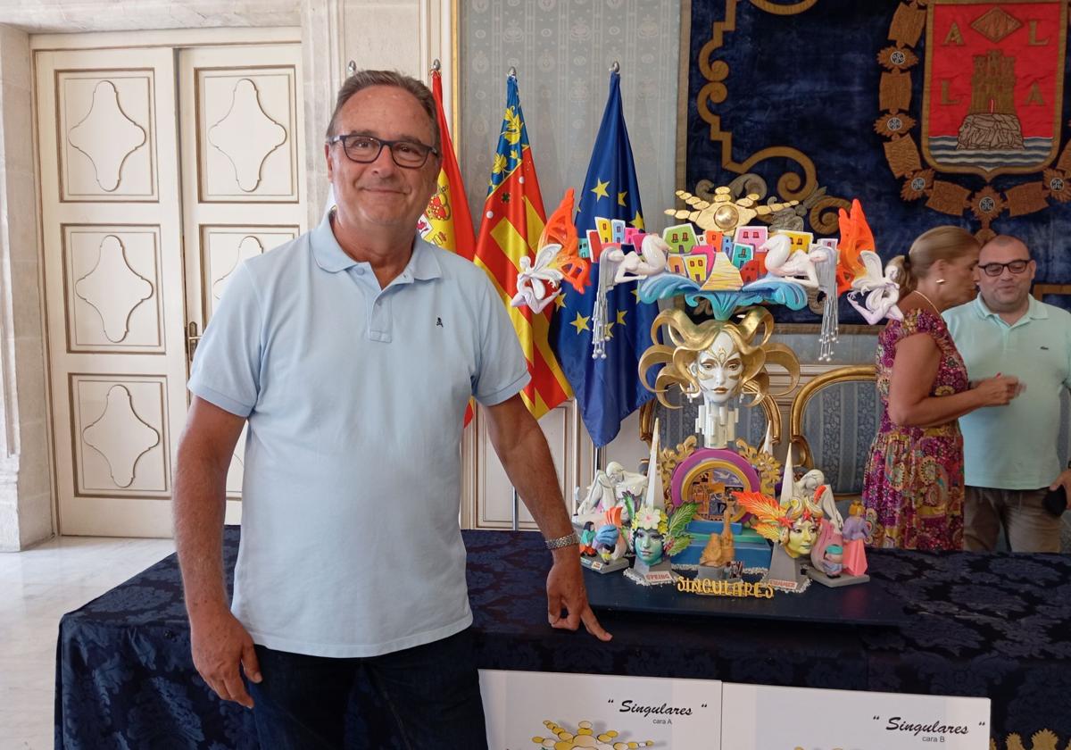 Pedro Espadero junto a la maqueta de 'Singulares'.