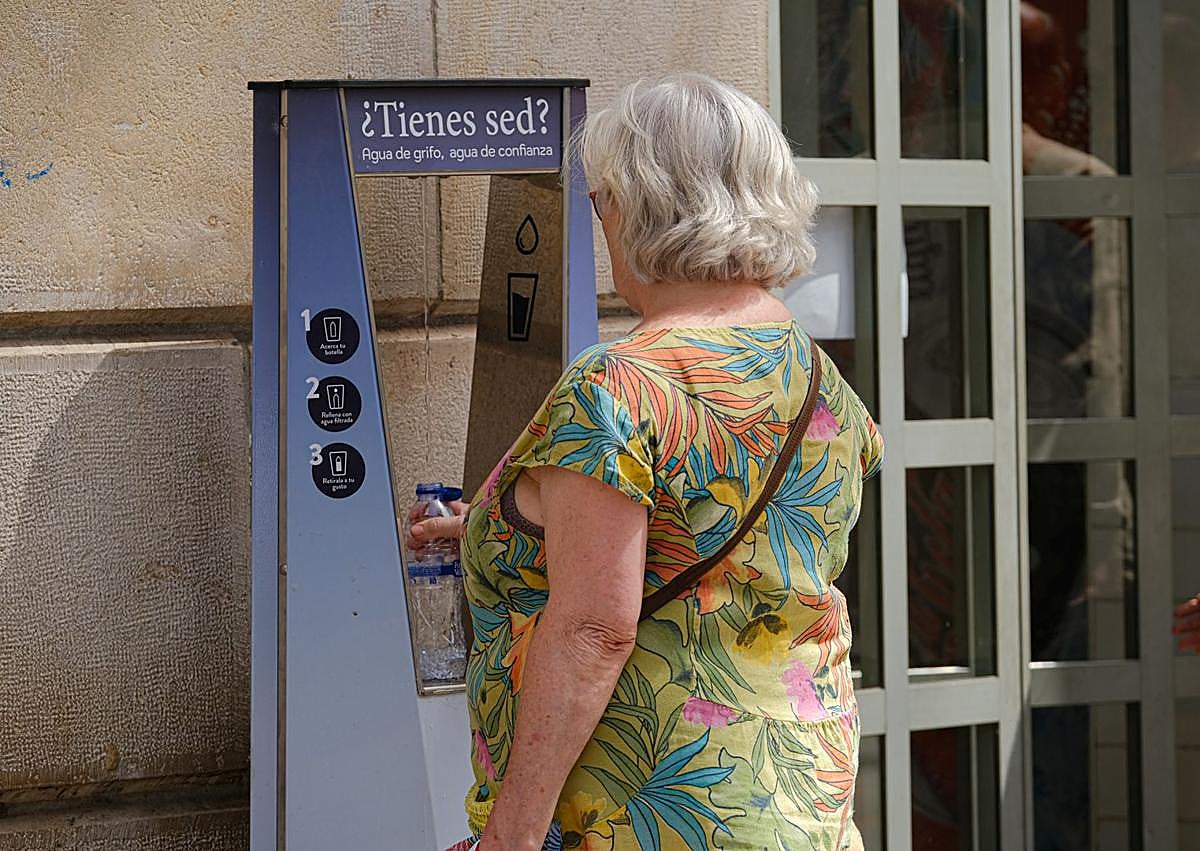 Imagen secundaria 1 - Varias personas utilizan las fuentes de agua en Alicante. 