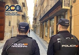 Dos agentes de la Policía Nacional patrullan por las calles de Orihuela.