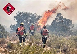 Así combaten el fuego desde tierra y aire más de 200 efectivos