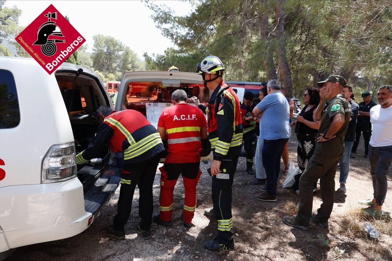 Así combaten el fuego desde tierra y aire más de 200 efectivos