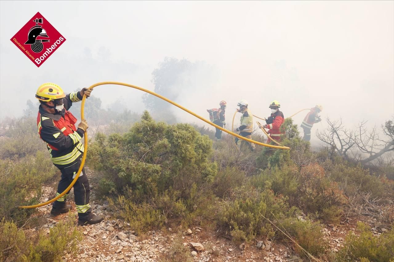 Así combaten el fuego desde tierra y aire más de 200 efectivos