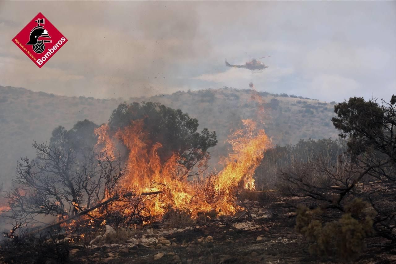 Así combaten el fuego desde tierra y aire más de 200 efectivos