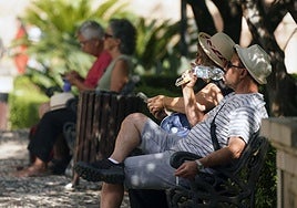 Varias personas se protegen del calor.