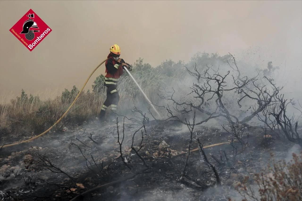 Los bomberos, en el incedio de Ibi.