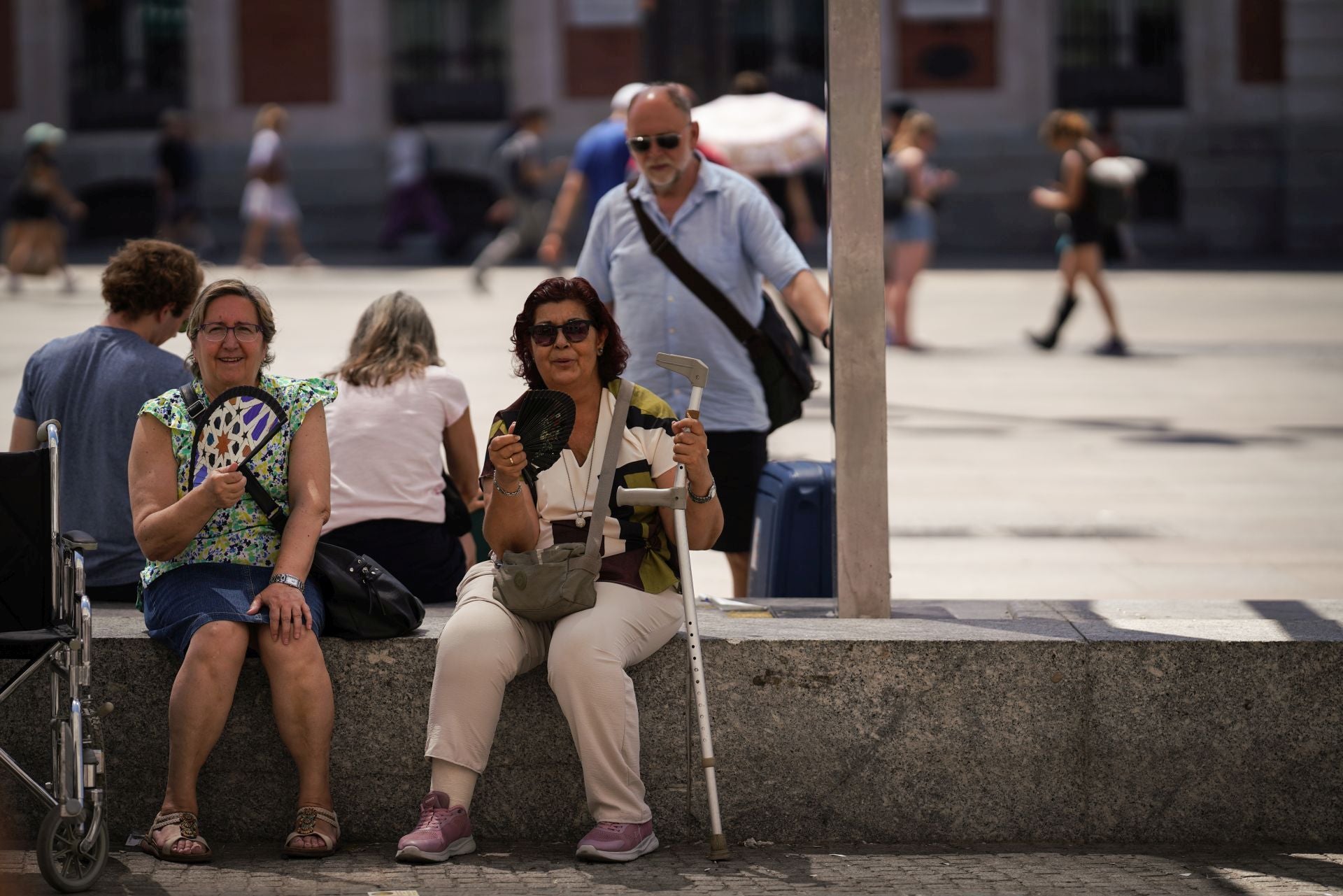 Varias personas se protegen del calor.